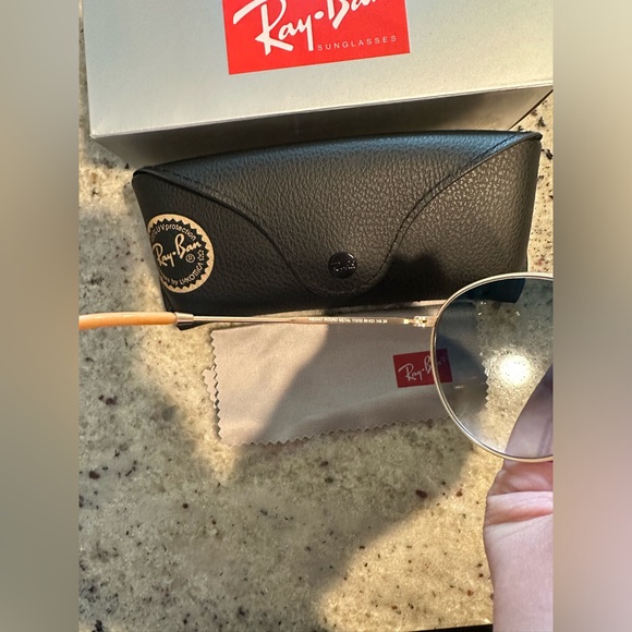 Ray-Ban Round Sunglasses - Picture 4 of 5